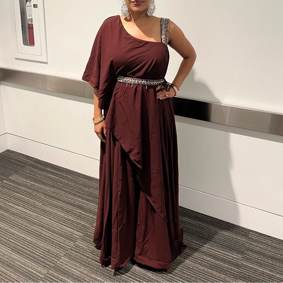 Off the shoulder, Indian jumpsuit! Comes with a belt. Size small. - Picture 3 of 4